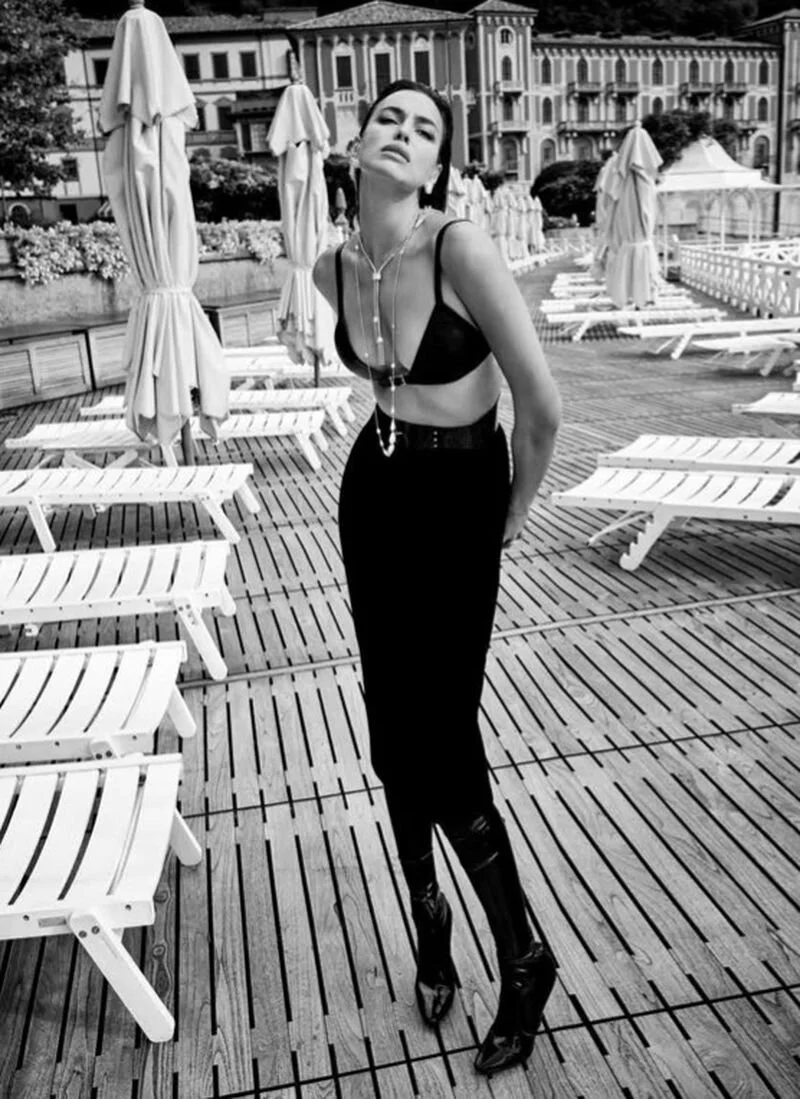 Onlaynda qizning otning shoxini kiritishini tomosha qiling. Eshak va mushuklarni massaj qilish